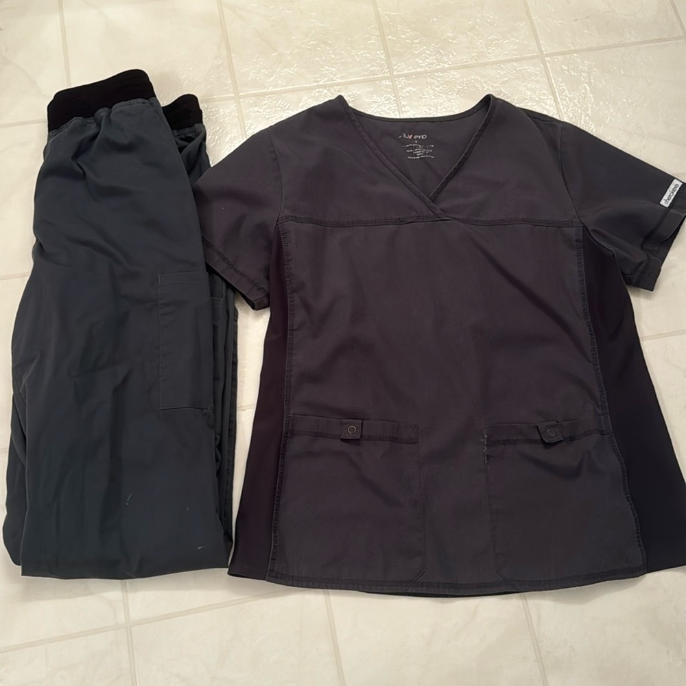 Grey women's scrubset. Size L. Cherokee top. Scrubstar bottom.